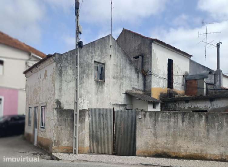 Moradia para restaurar no centro de Valado dos Frades - Grande imagem: 3/8