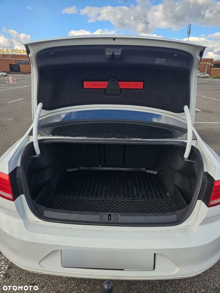 Volkswagen Passat - 11