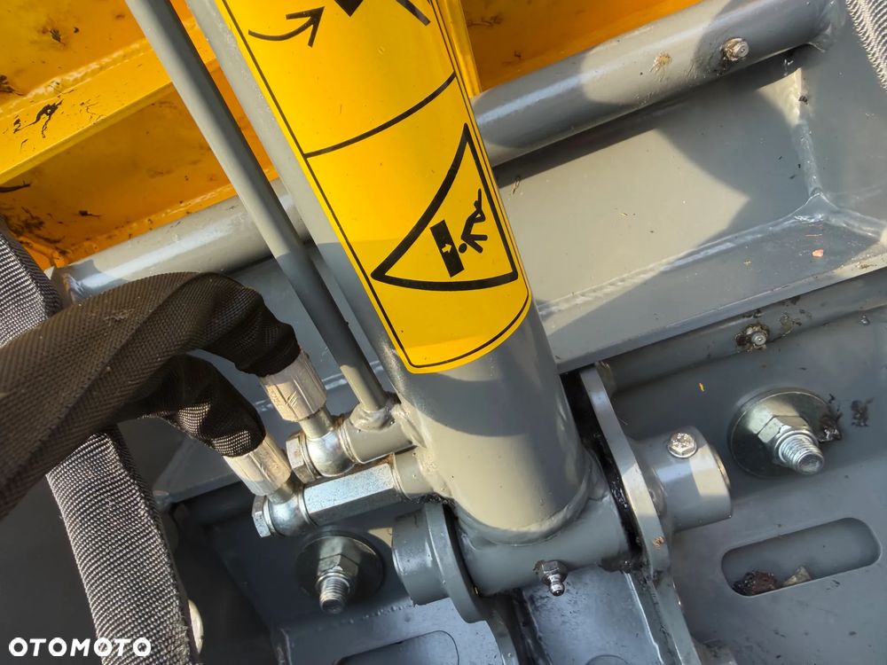 Wacker Neuson DT08 Diesel! Wozidło Samo-załadowcze 1 tona ładowność.  silnik YANMAR Kiprowanie i załadunek  własny HYDRAULICZNY. Wywrotka do specjalistycznych zadań. Bardzo mała wielkościowo a szybka i wydajna! Odpala na Kluczyk. Wywrotka sprowadzona z Norwegii z Urzędu komunalnego. Badzo zadbana maszyna bez luzów i wycieków. OKAZJA TANIO. Podest do jazdy. Perfekcyjny stan! 2017rok.  900 MTG - 17