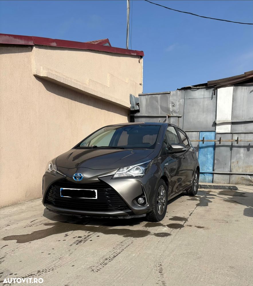 Toyota Yaris 1.5 VVT-i HSD Active - 1