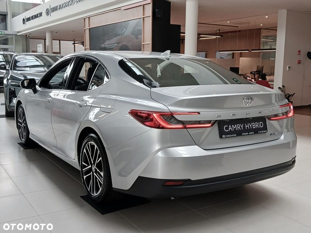 Toyota Camry - 4