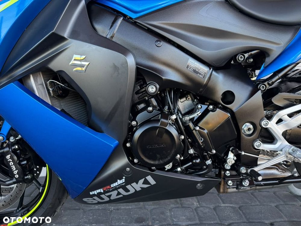 Suzuki GSX - 21
