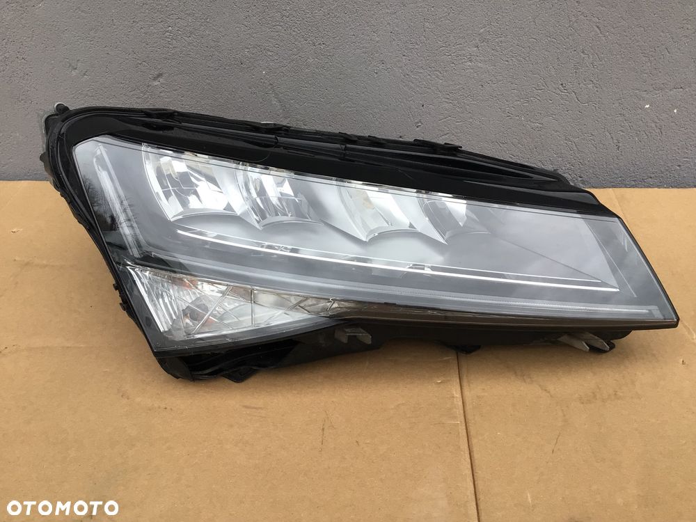 Lampa przednia prawa Skoda SuperB Full Led