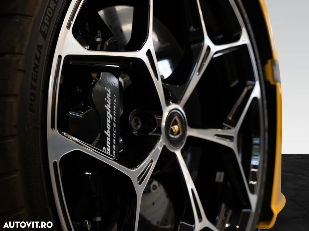 Lamborghini Revuelto - 17