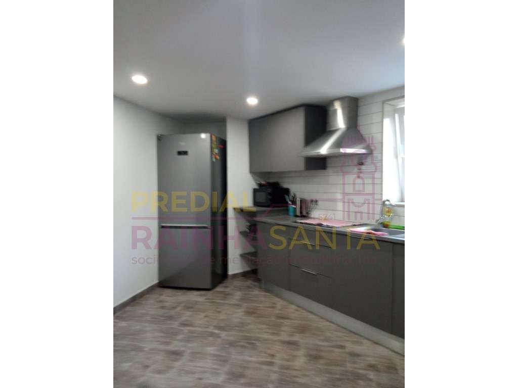 Prédio c/ três apartamentos T4 e lavandaria - Coimbra - Grande imagem: 3/38