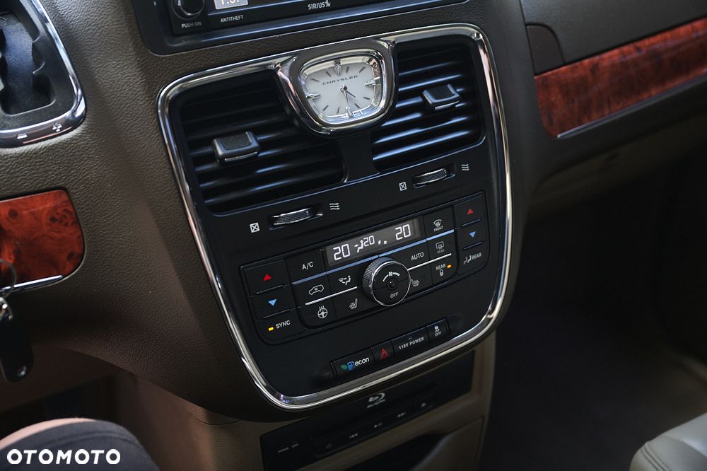 Chrysler Town & Country - 35