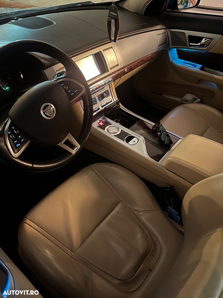 Jaguar XF 2.2D Portfolio - 4