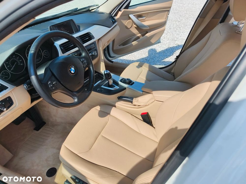 BMW Seria 3 328i xDrive - 23