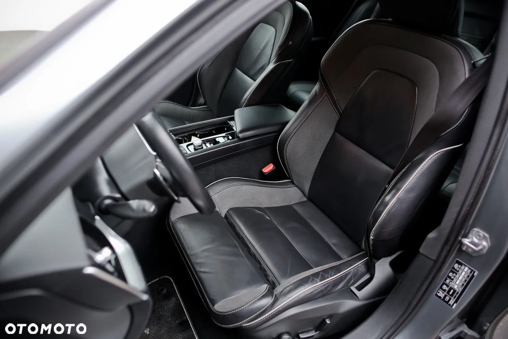 Volvo V60 D4 Geartronic R-Design - 20
