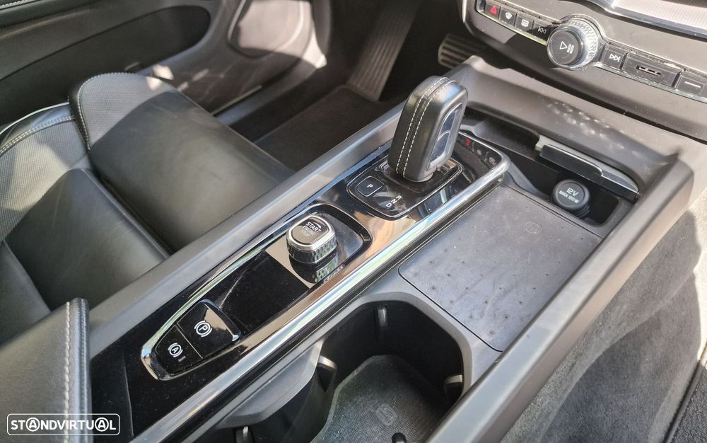Volvo XC 60 2.0 T6 PHEV R-Design AWD - 31
