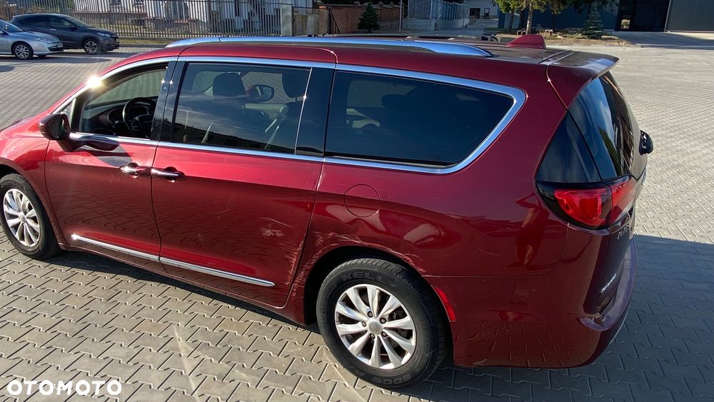 Chrysler Pacifica - 4