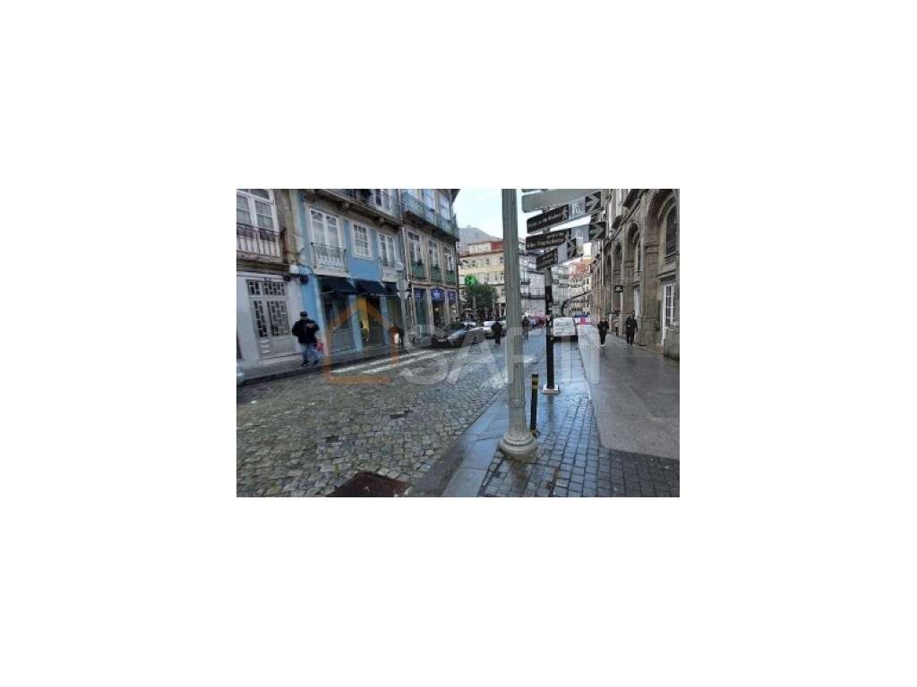 Edifício situado na zona Nobre do Porto - Perto do Palácio da Bolsa... - Grande imagem: 2/5