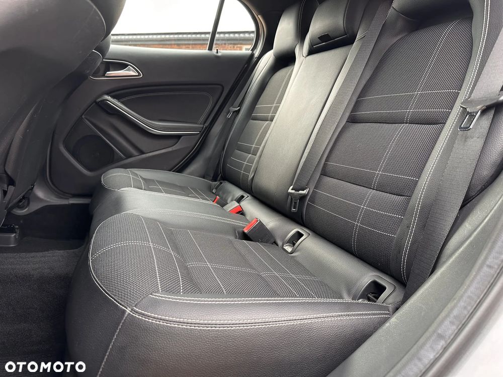 Mercedes-Benz GLA 200 7G-DCT - 17