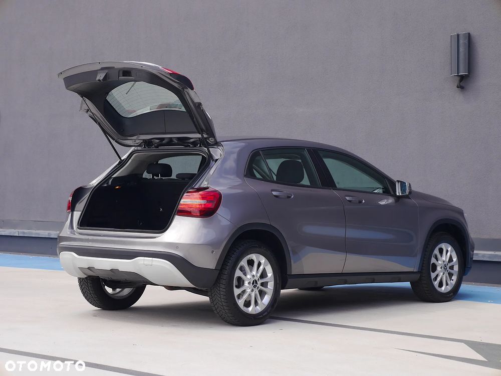 Mercedes-Benz GLA 180 7G-DCT - 34