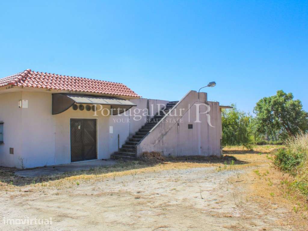 Espaço comercial localizado na periferia da vila da Proença-a-Nova - Grande imagem: 2/38
