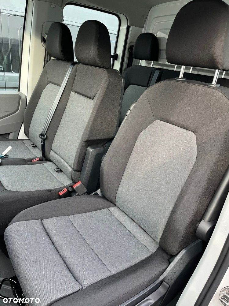 Volkswagen Crafter 35 Skrzyniowy z podwójną kabiną silnik: 2,0 l EU6 SCR 140 KM / skrzynia biegów: Przedni napęd manualna 6-biegowa rozstaw osi: 4490 mm - 15