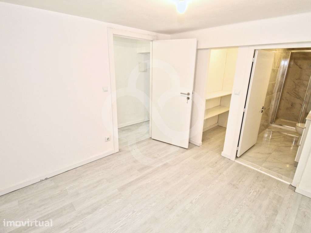 Espaço Comercial Transformado em Apartamento no Laranjeiro em Almada - Grande imagem: 5/24