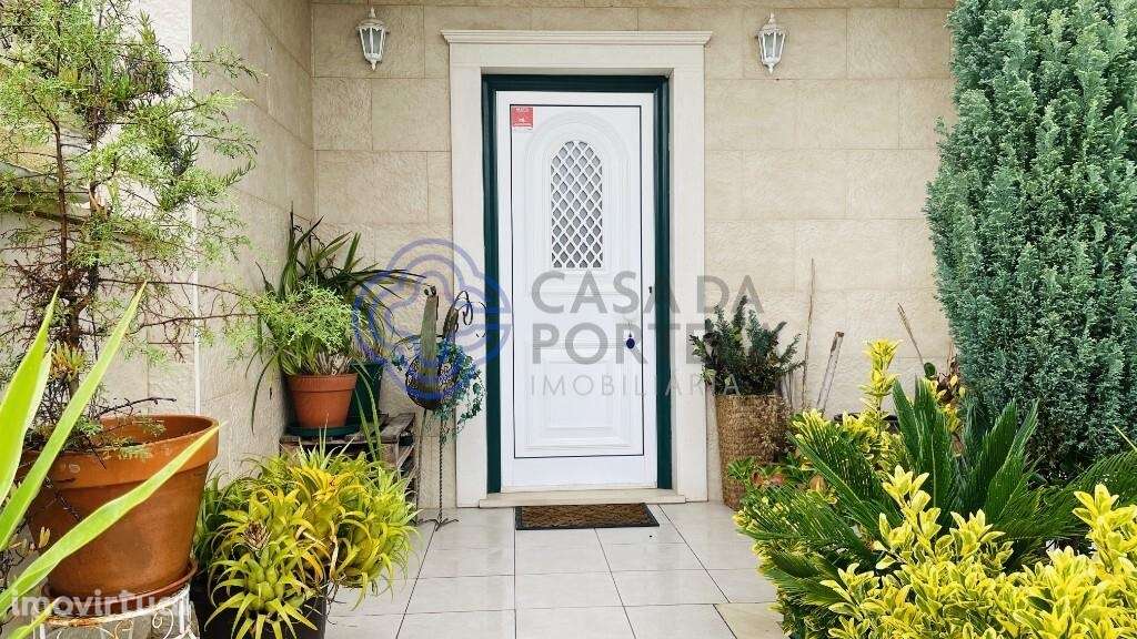 Moradia Geminada de Grandes Dimensões em S. Silvestre com Acabamentos - Grande imagem: 5/39