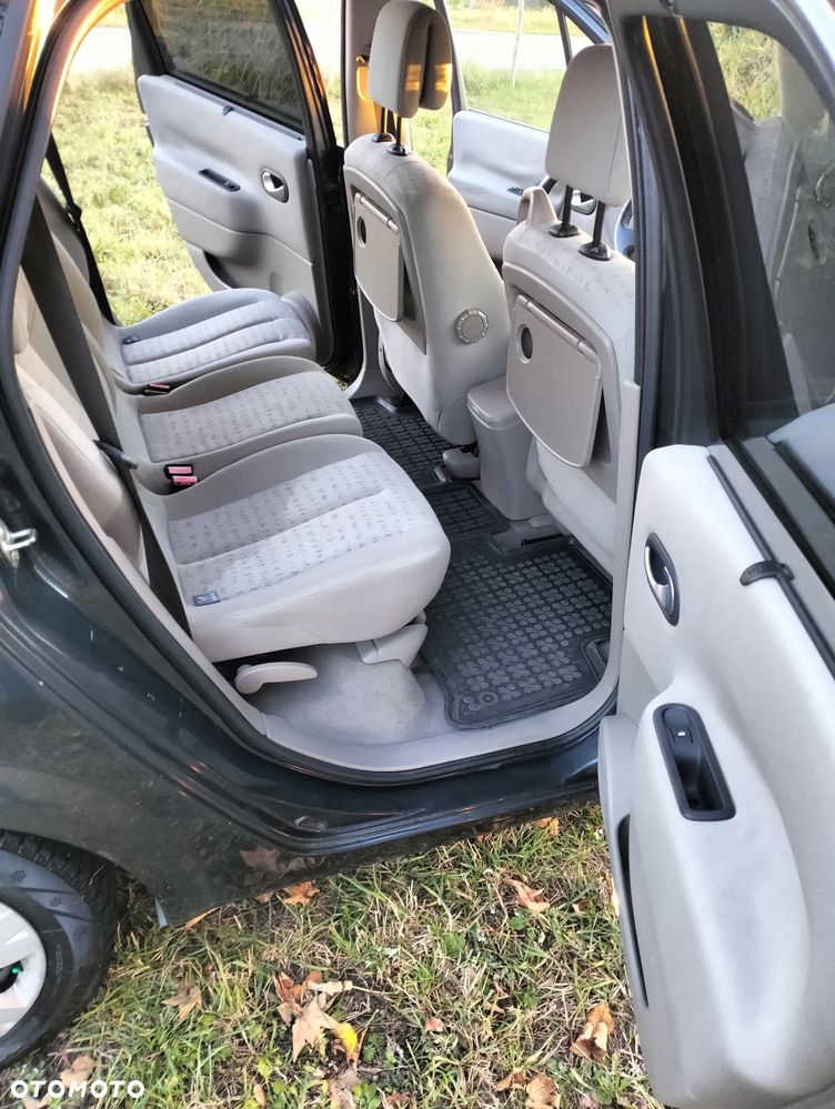 Renault Grand Scenic - 17