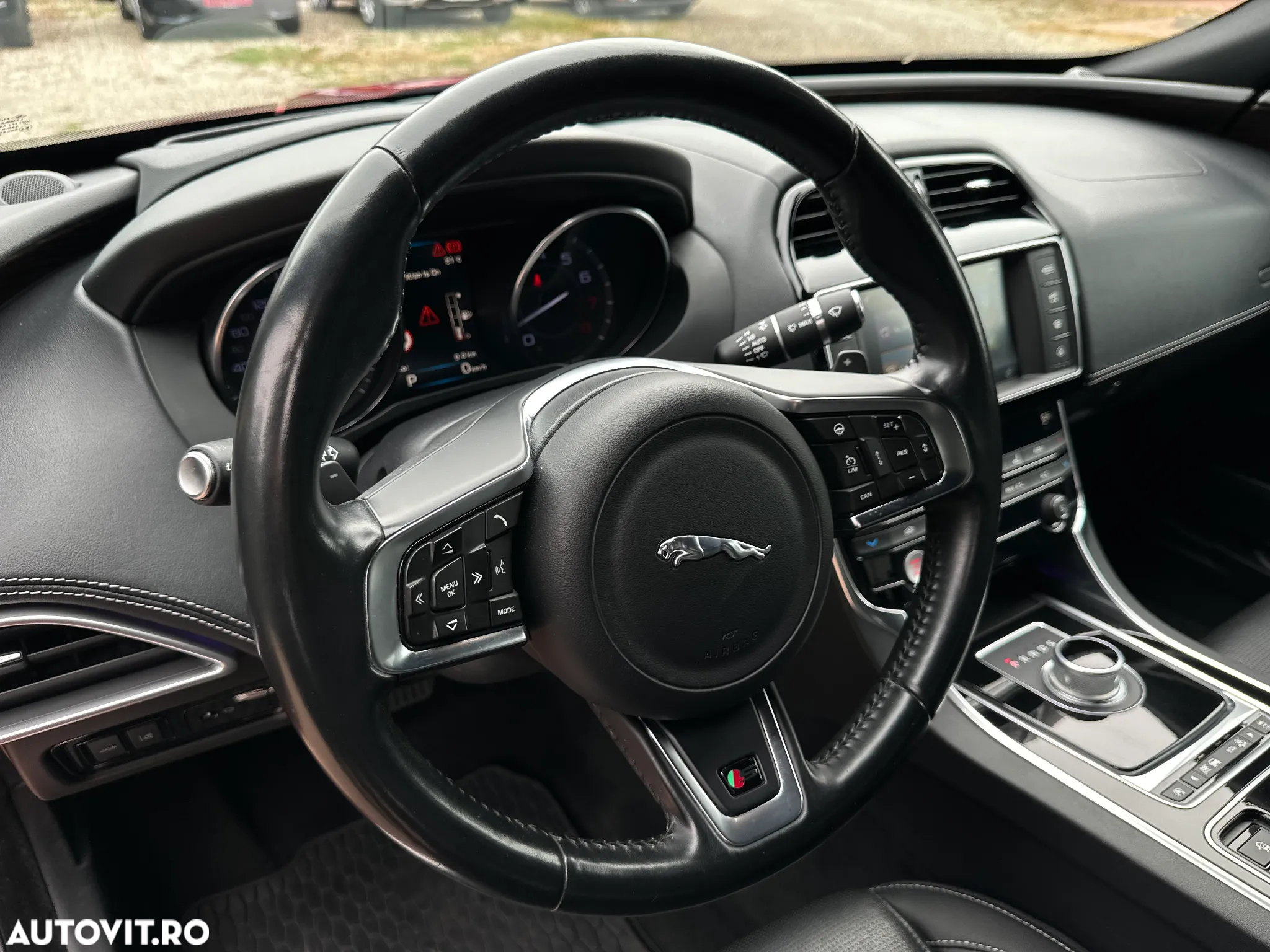 Jaguar XE RWD S - 31