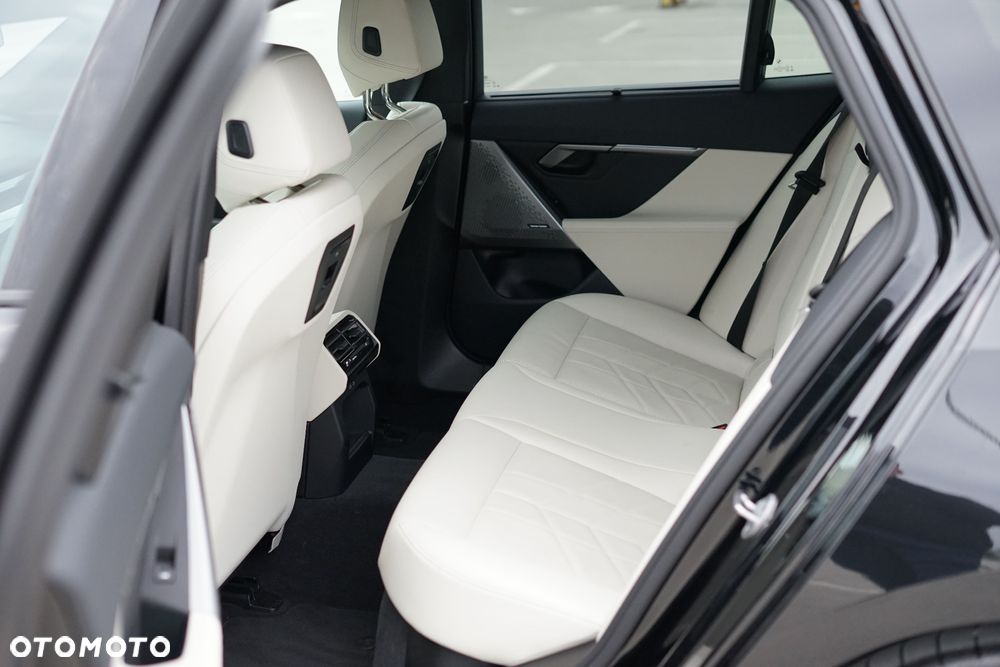 BMW Seria 5 520d xDrive mHEV - 11