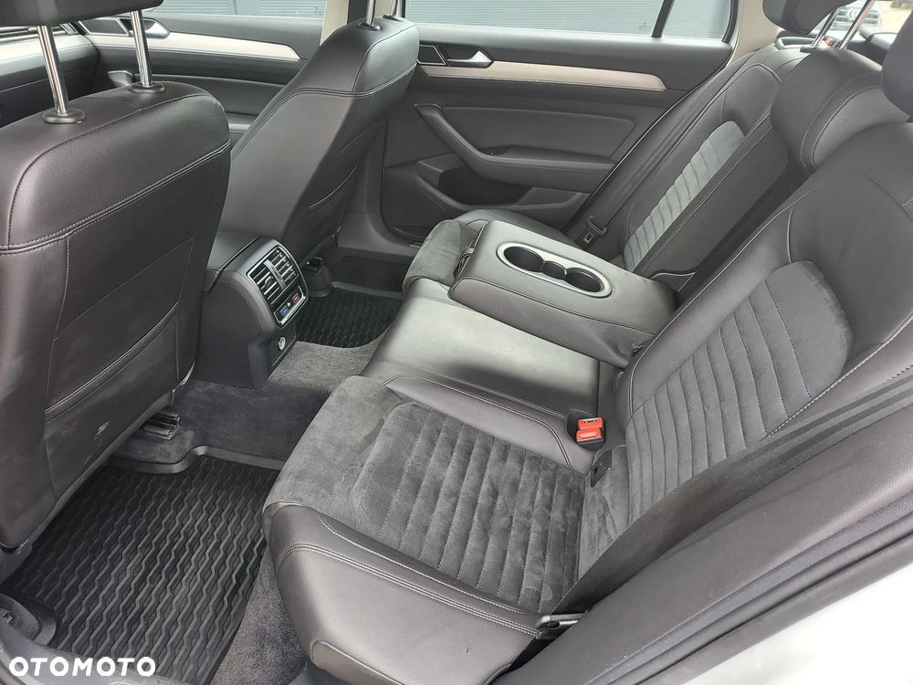 Volkswagen Passat Variant 2.0 TDI SCR 4Motion DSG Highline - 20