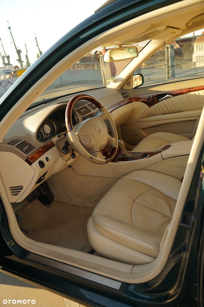 Mercedes-Benz Klasa E 500 4-Matic T Elegance - 26