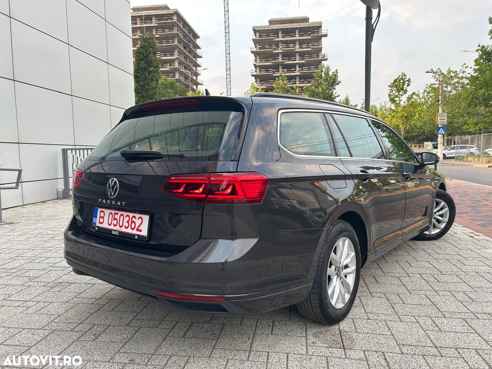 Volkswagen Passat Variant 2.0 TDI SCR DSG Business - 4