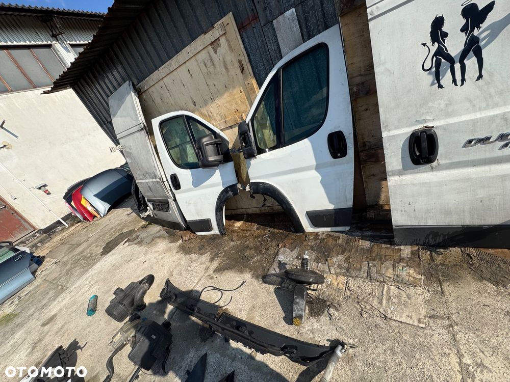 Fiat ducato 3 wysoki maxi biały 2. itd  Drzwi tył prawe lewe tylnie -500zl sztuka  drzwi przednie prawe lewe -500 zł kompletne sztuka  Lusterko prawe lewe 200 zł sztuka  Błotnik przedni prawy lewy -250 sztuka  Podszybie 150zl  Zbiorniczek spryskiwaczy 150 sztuka  Obudowa filtra powietrza filtr -200zl  Zbiorniczek płynu chłodzącego  -100 Maska  -250  Pas przedni z choodnicami -900zl  Serwo -100 Zderzak przód przedni  450 zł  Nadkole 100zł  Belka przod przednia -250 - 9