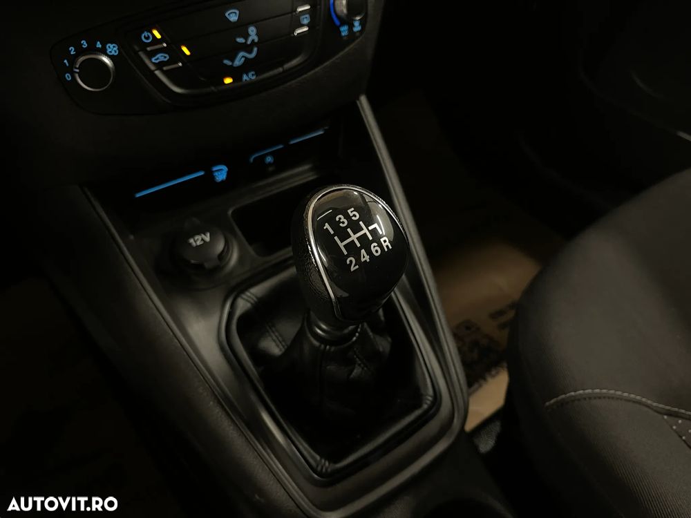 Ford Transit Courier - 14