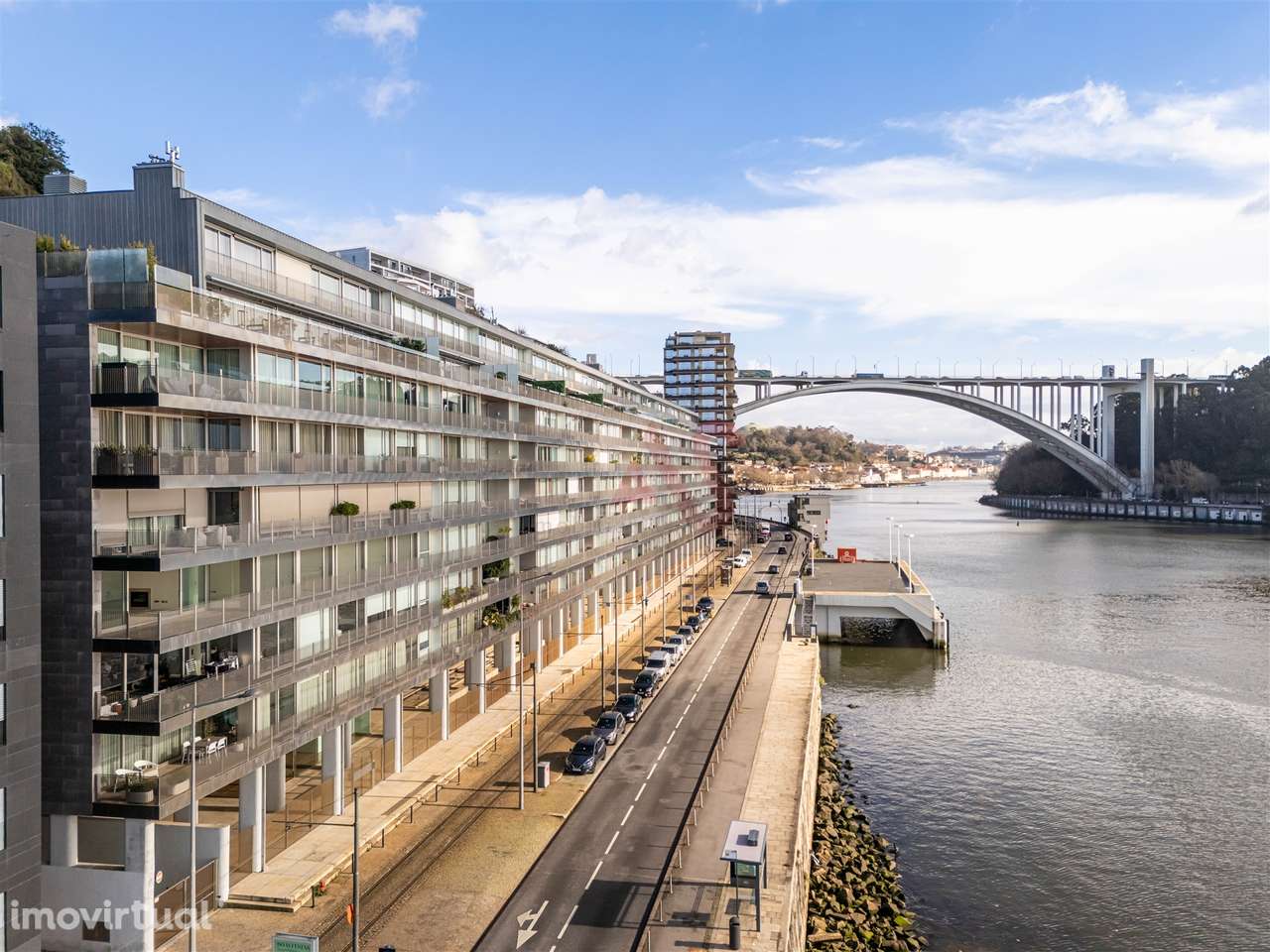 Apartamento com 3 Suítes e varanda na primeira linha do rio Douro - Grande imagem: 2/35