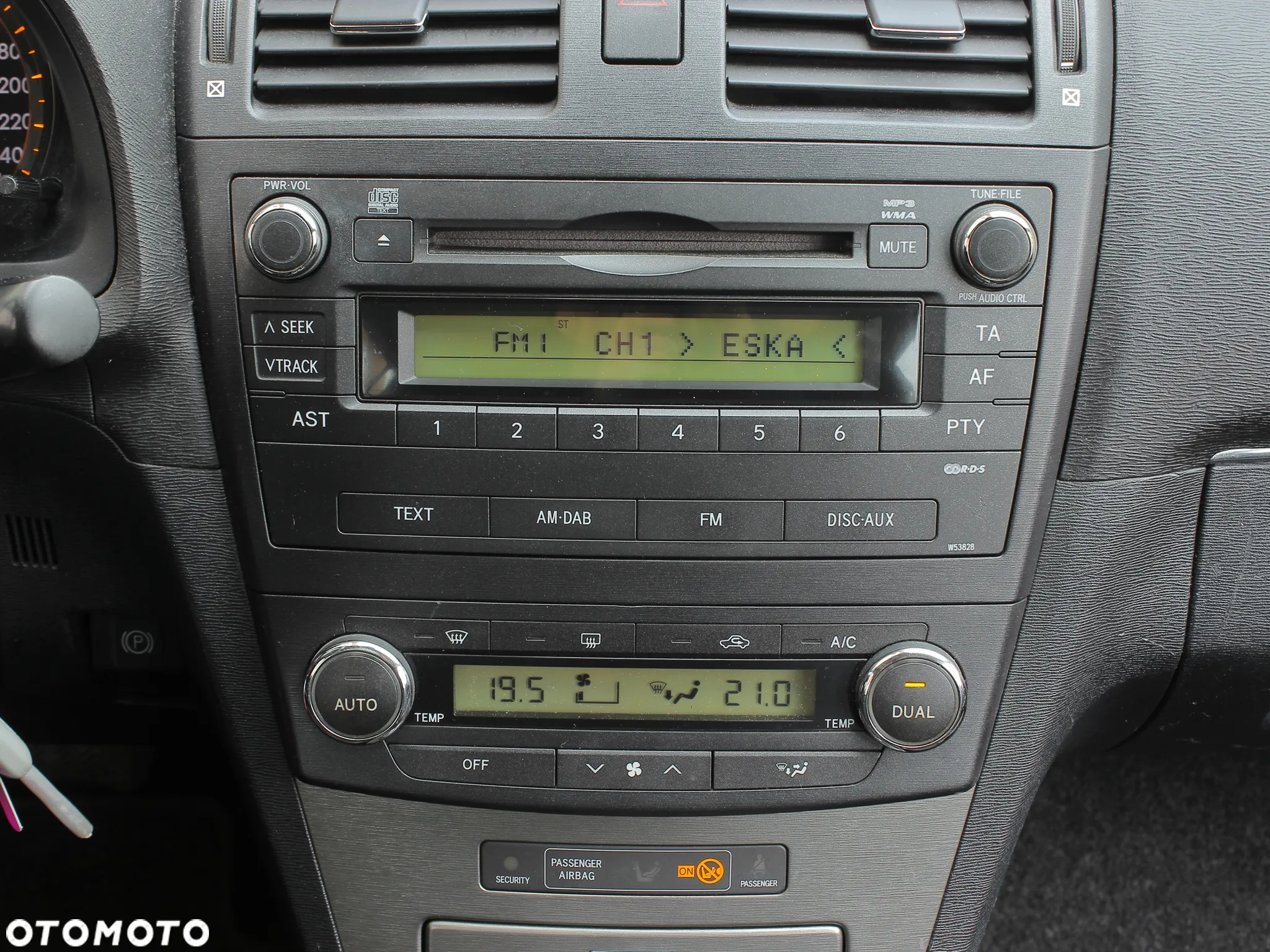 Toyota Avensis 1.8 Premium MS - 19
