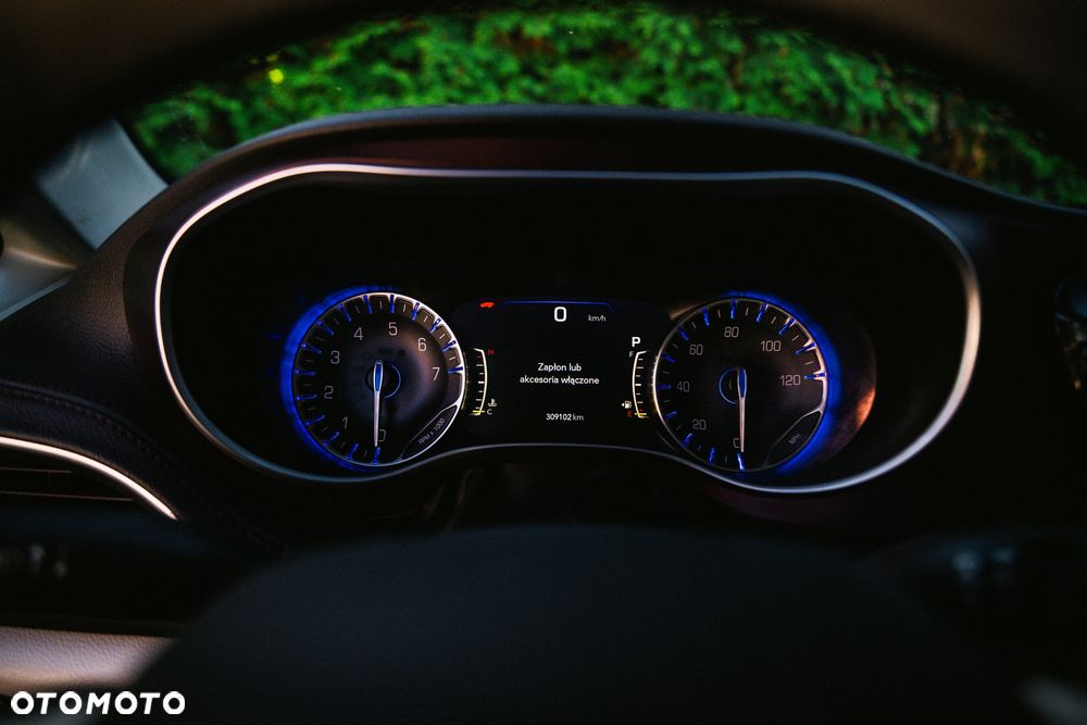 Chrysler Pacifica - 32