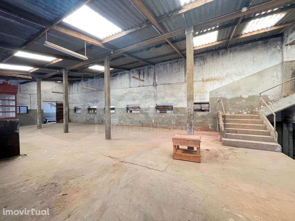 Prédio com habitação e comercio e armazém - Anadia - Grande imagem: 4/10