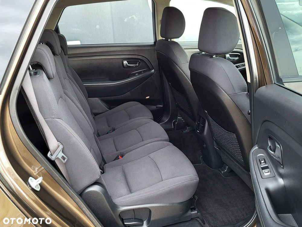 Kia Carens - 16