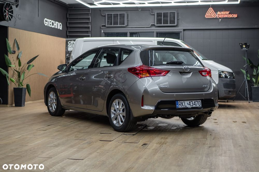 Toyota Auris 1.6 Premium + - 2