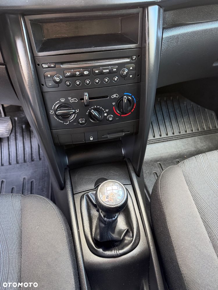 Peugeot 207 - 30