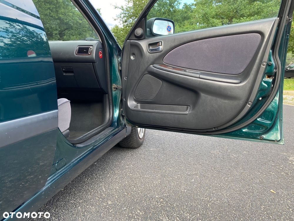 Toyota Avensis Liftback 00-03 - 13