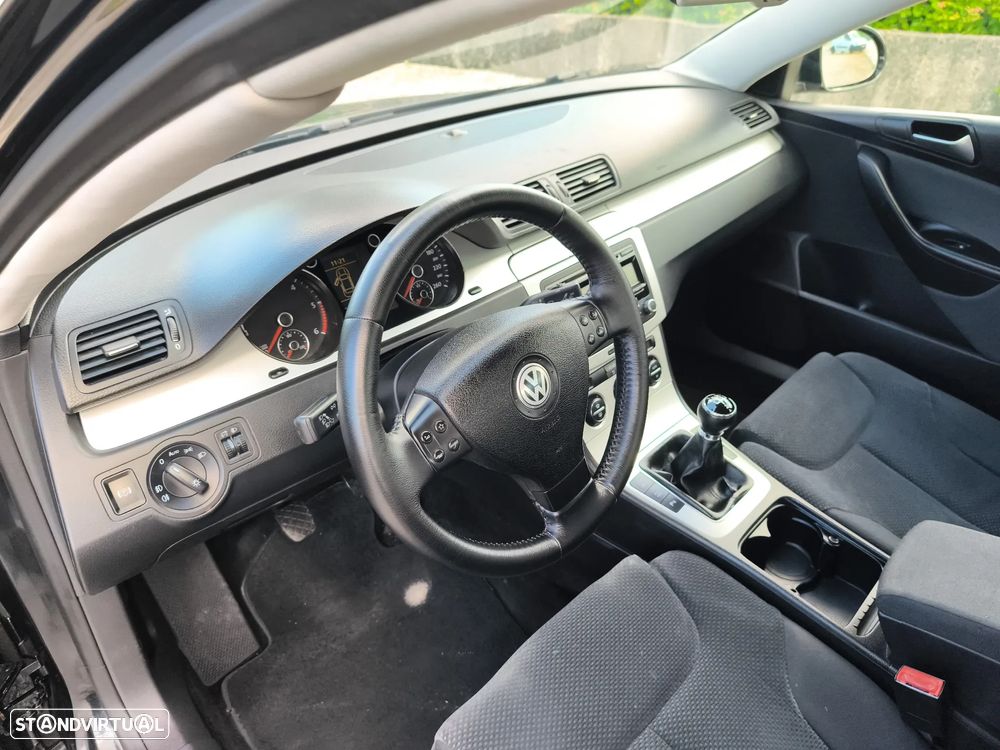 VW Passat 2.0 TDI Trendline BlueMotion - 8