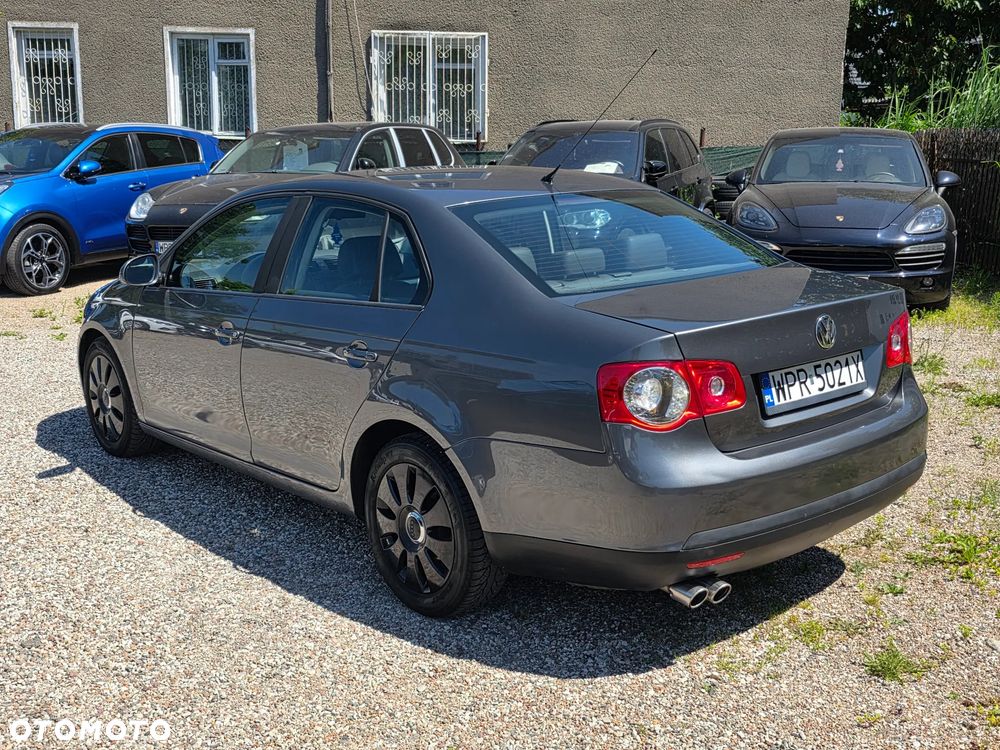 Volkswagen Jetta - 2