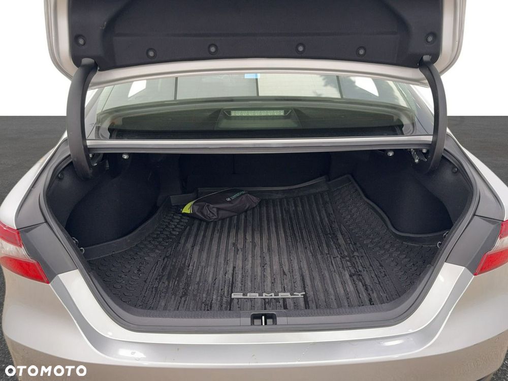 Toyota Camry - 12