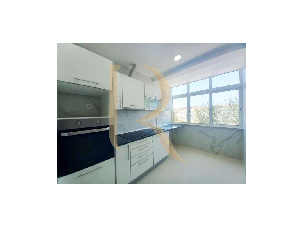 Apartamento T4 remodelado em Laranjeiro - Almada - Grande imagem: 2/23