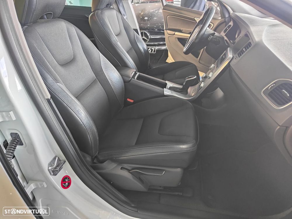 Volvo V60 2.4 D6 Momentum AWD Phev - 16