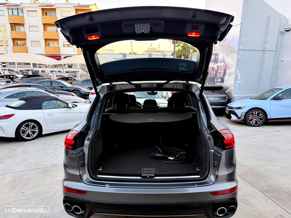 Porsche Cayenne S Hybrid - 36