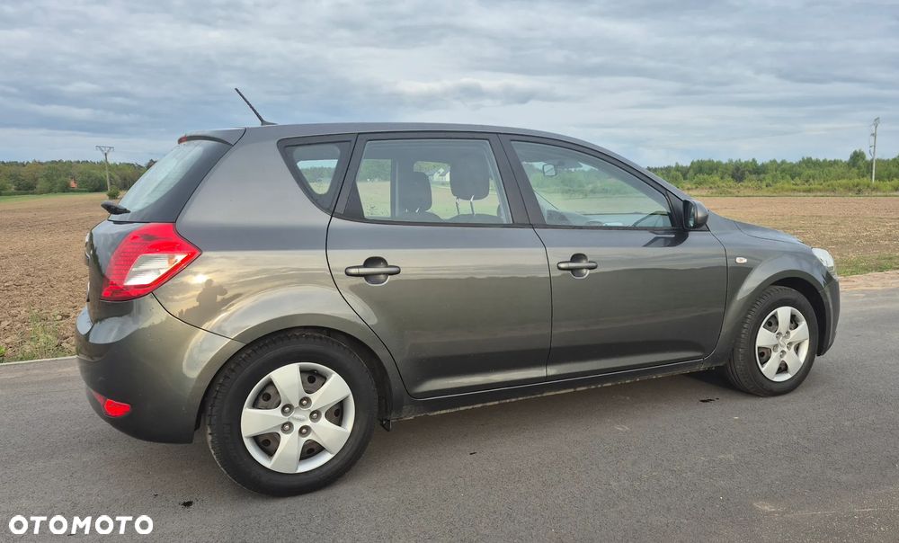 Kia Ceed - 12