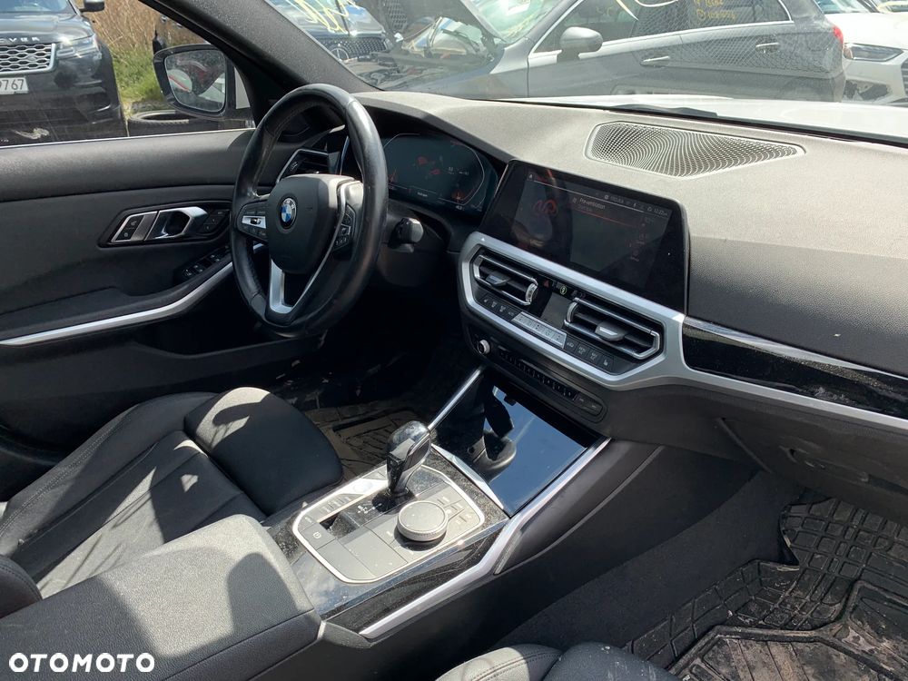 BMW Seria 3 330i xDrive - 19