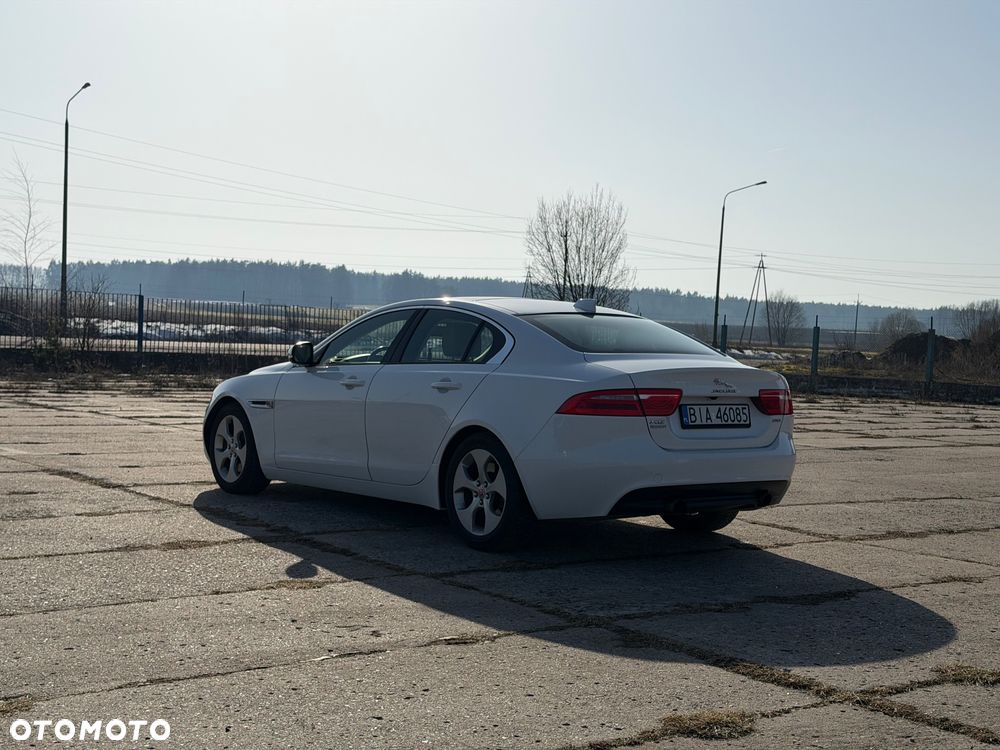Jaguar XE 2.0 T Prestige - 3