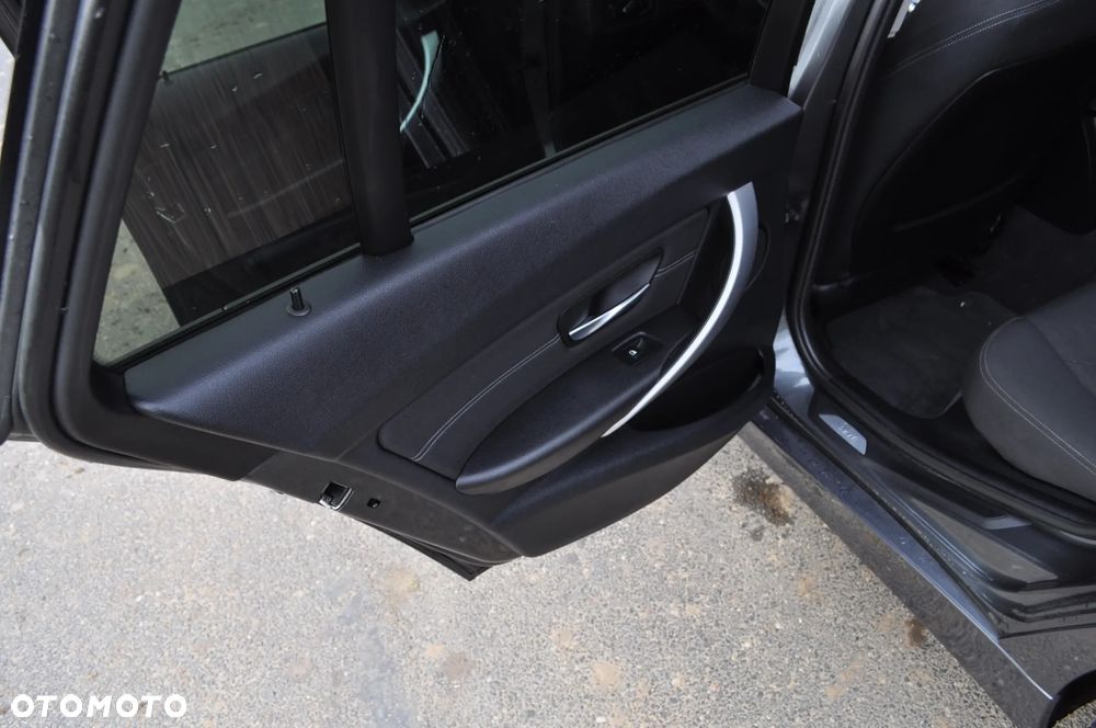 BMW Seria 3 318d Sport Line - 13