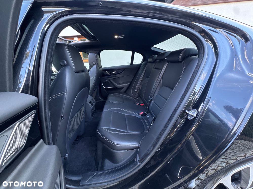 Jaguar XE 2.0 D180 AWD R-Dynamic HSE - 34