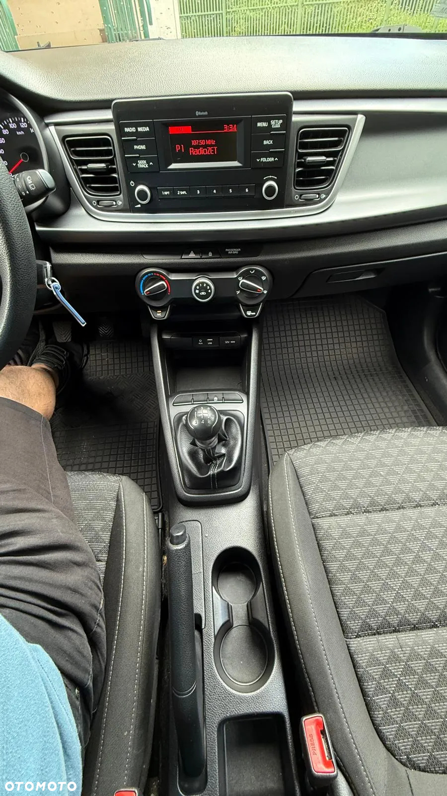 Kia Rio 1.2 L - 12